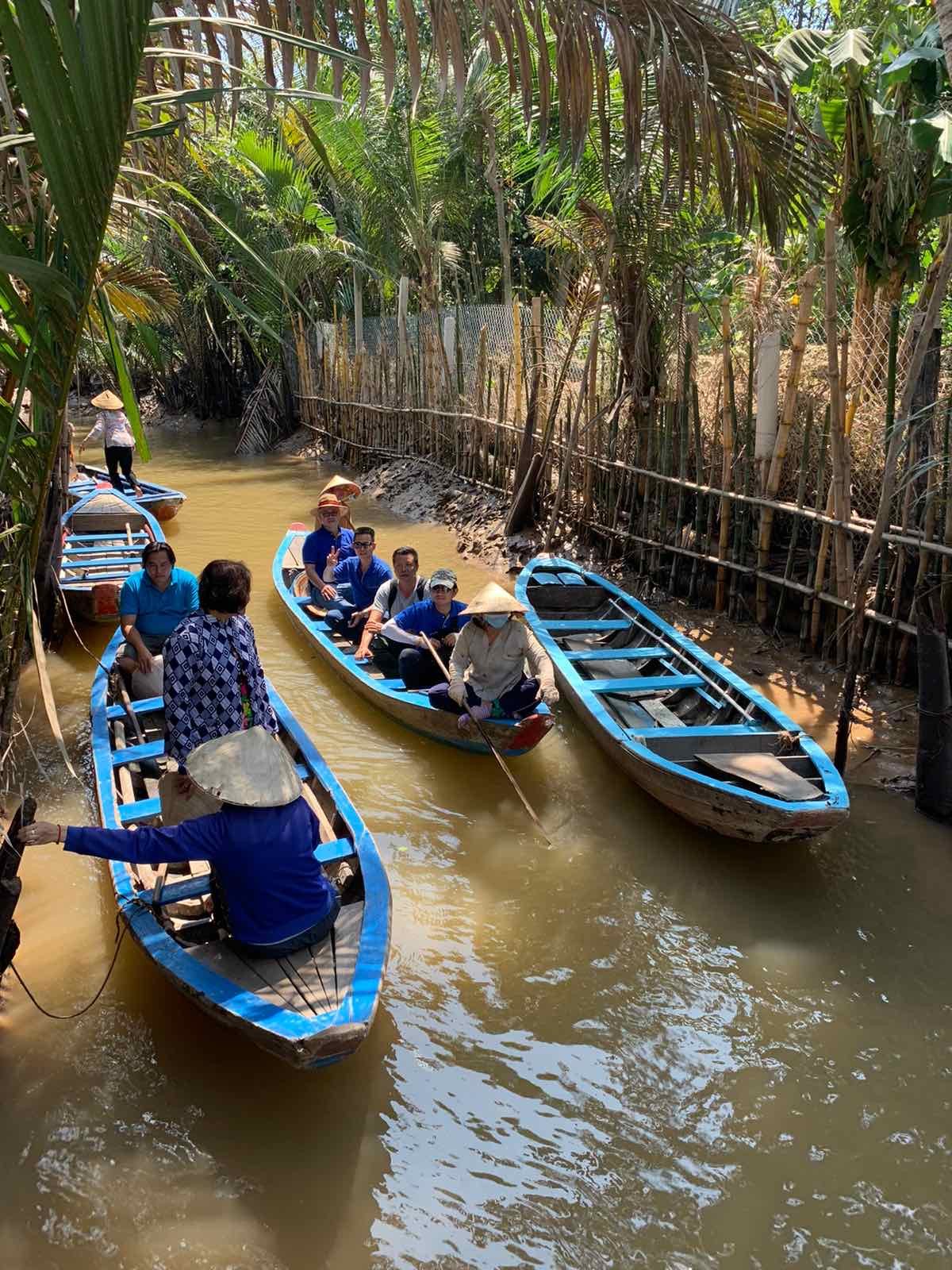 xuong-ba-la-rowing-boats-on-a-small-water-way-in-cuu-long-mekong-viet-nam