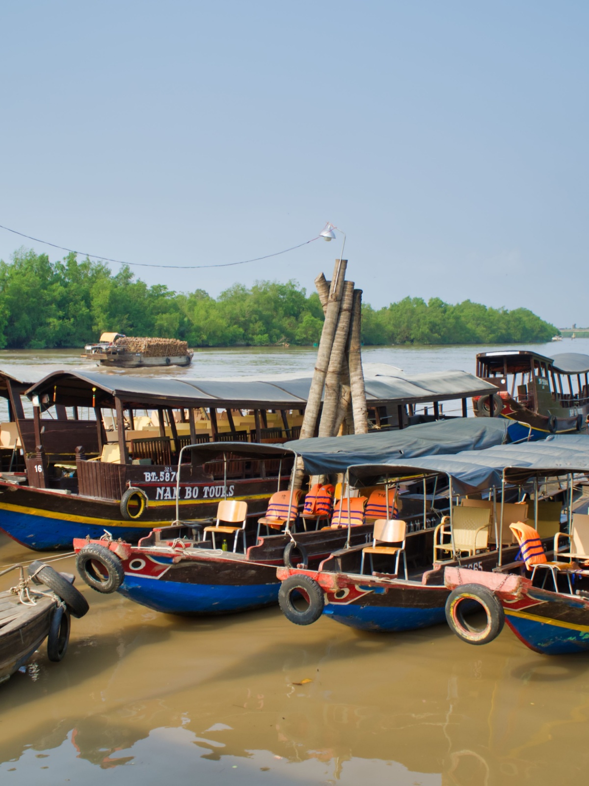 Bến thuyền, sông Bến Tre, Đồng bằng sông Cửu Long, Việt Nam. 1200 x 1600px