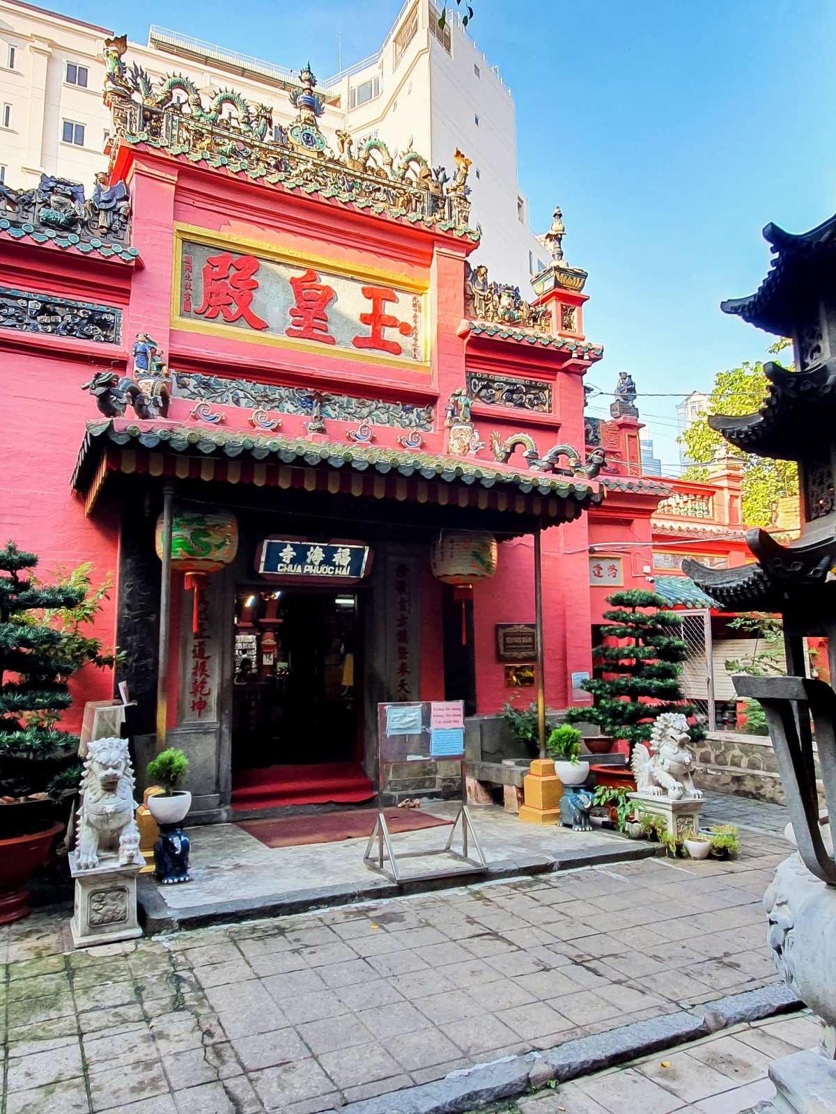 Mặt tiền chùa Ngọc Hoàng ở quận 1, Thành phố Hồ Chí Minh, Việt Nam 1200 x 1600px