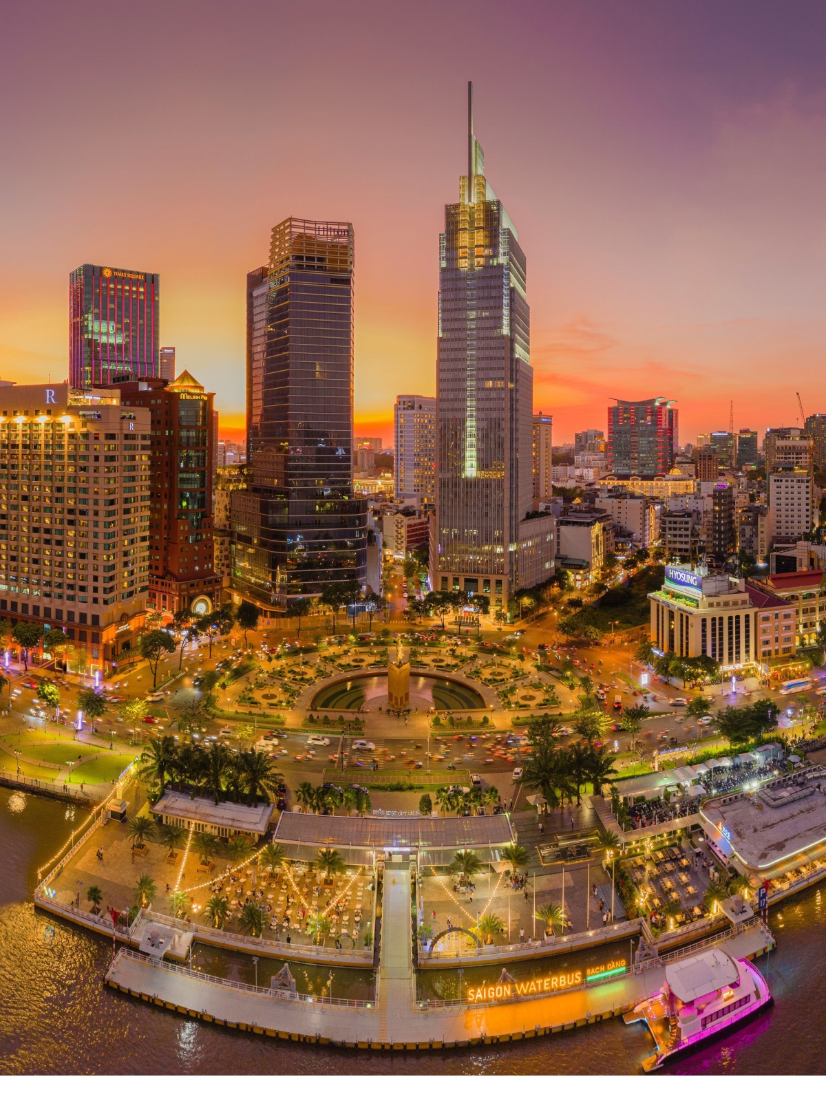 Quang cảnh quận 1, Thành phố Hồ Chí Minh, Việt Nam lúc hoàng hôn 1200 x 1600px
