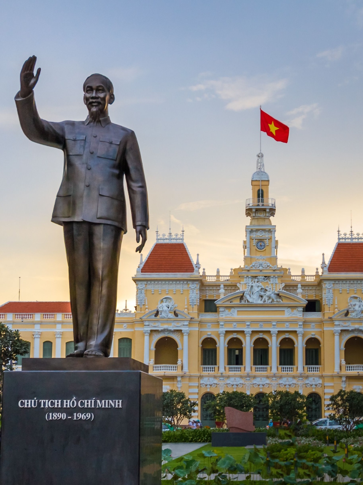 Tượng Hồ Chí Minh trước Tòa Ủy Ban Nhân Dân Thành phố Hồ Chí Minh, Việt Nam 1200 × 1600